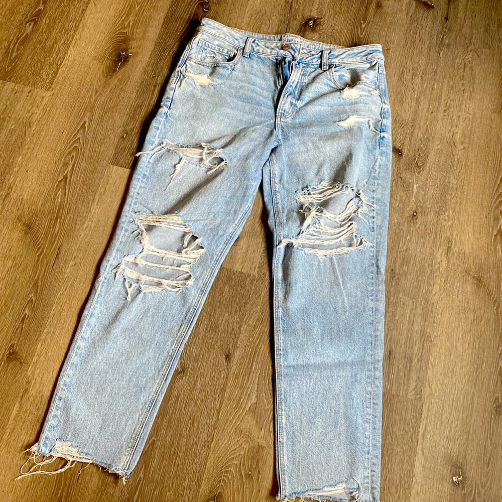 NEW American Eagle Strigid Ripped Mom Jean